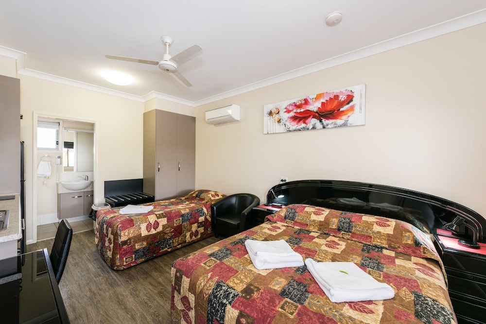 Standard Studio, Non Smoking, Kitchen (Twin Room- Queen & Single) photo 1