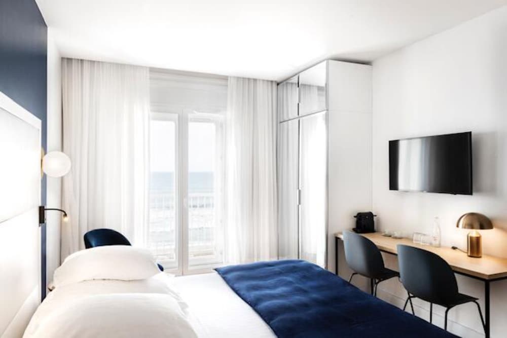 Junior Suite, 1 Queen Bed with Sofa bed, Ocean View - Photo 1
