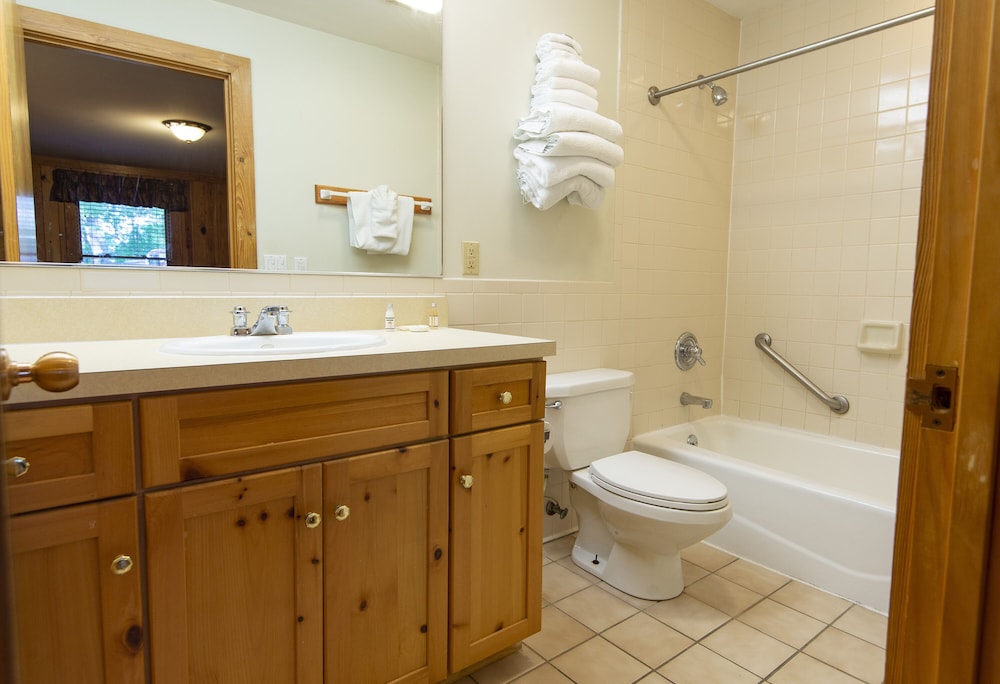 Cabin, 2 Bedrooms (4 Queen Beds) photo 2