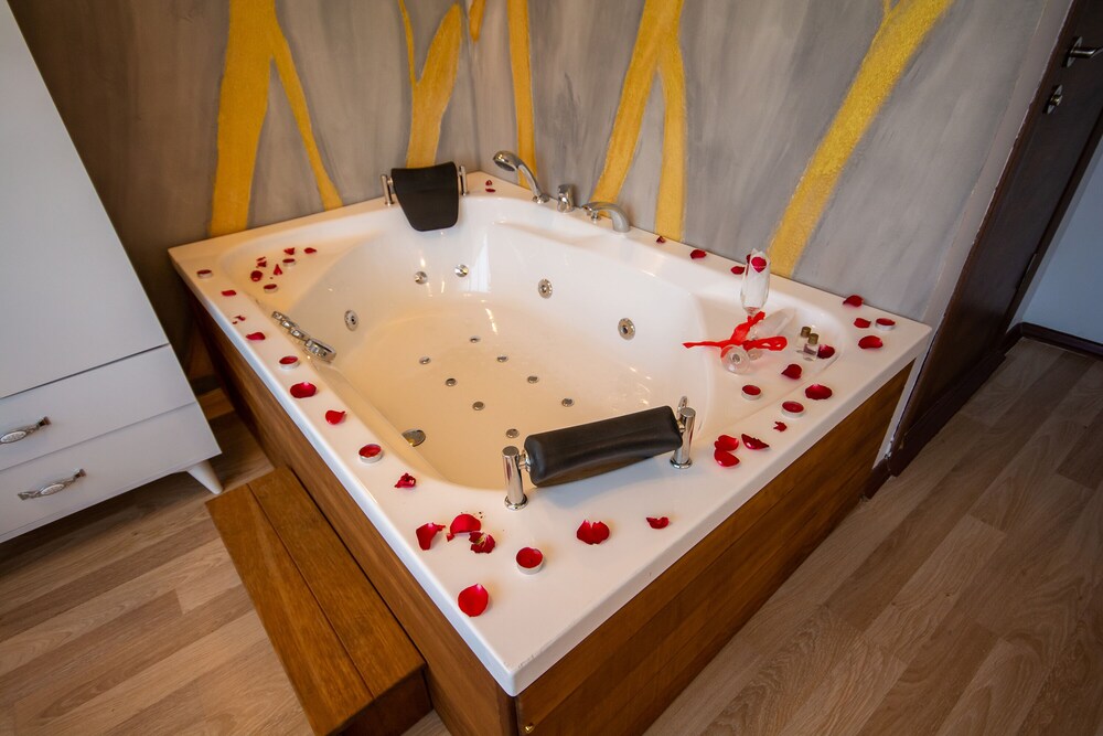 Premium Room, Jetted Tub, Sea View (Japanese Bed) photo 2