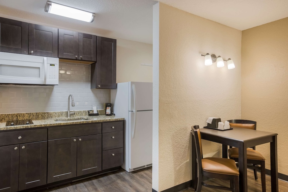 Suite, Multiple Beds, Non Smoking - Photo 7