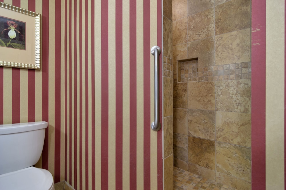 Suite, 1 King Bed (Walk-In Shower) - Photo 8