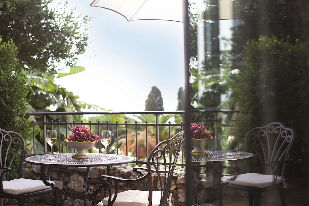 Deluxe Room, Sea View (Balcony or Terrace) thumbnail 5