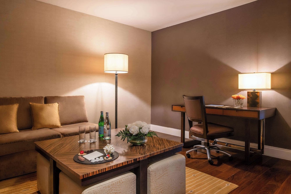 Junior Suite (Pool View)