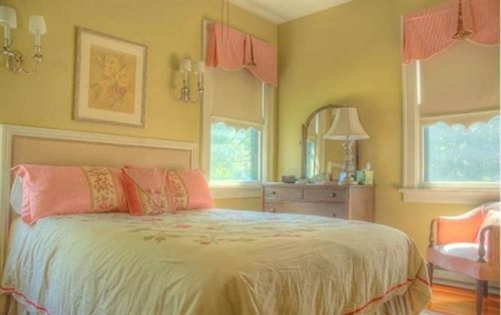 Classic Room, 1 Queen Bed photo 2