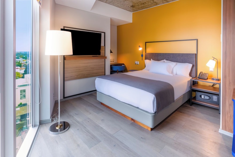 Standard Room, 1 Queen Bed, Roll-in Shower