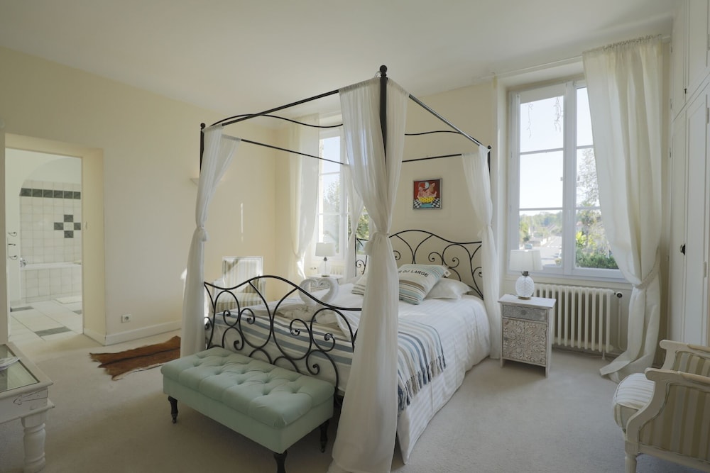 Deluxe Suite, 1 Double Bed, Garden View, Garden Area photo 2