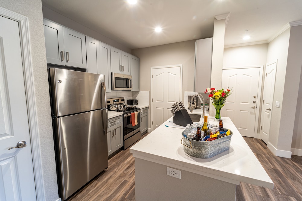 4 Bedroom listing: Includes (2) Separate 2-Bedroom/ 2-Bath Condos photo 3