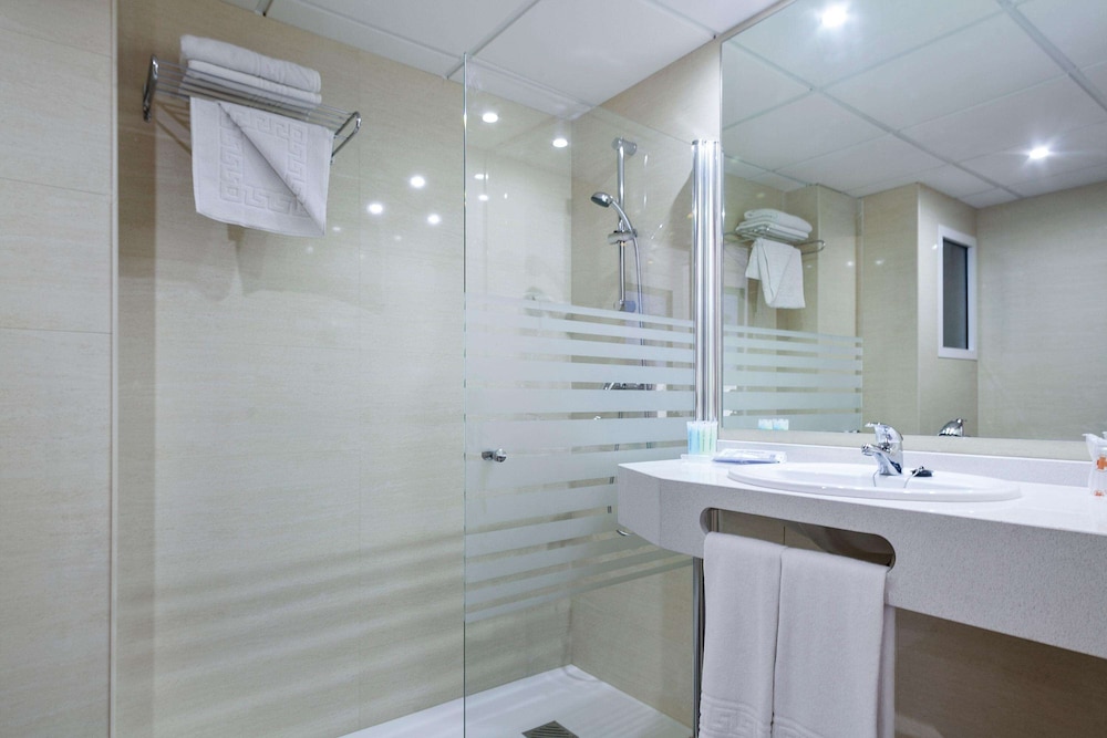 Triple Room (3 Adults) - Photo 2
