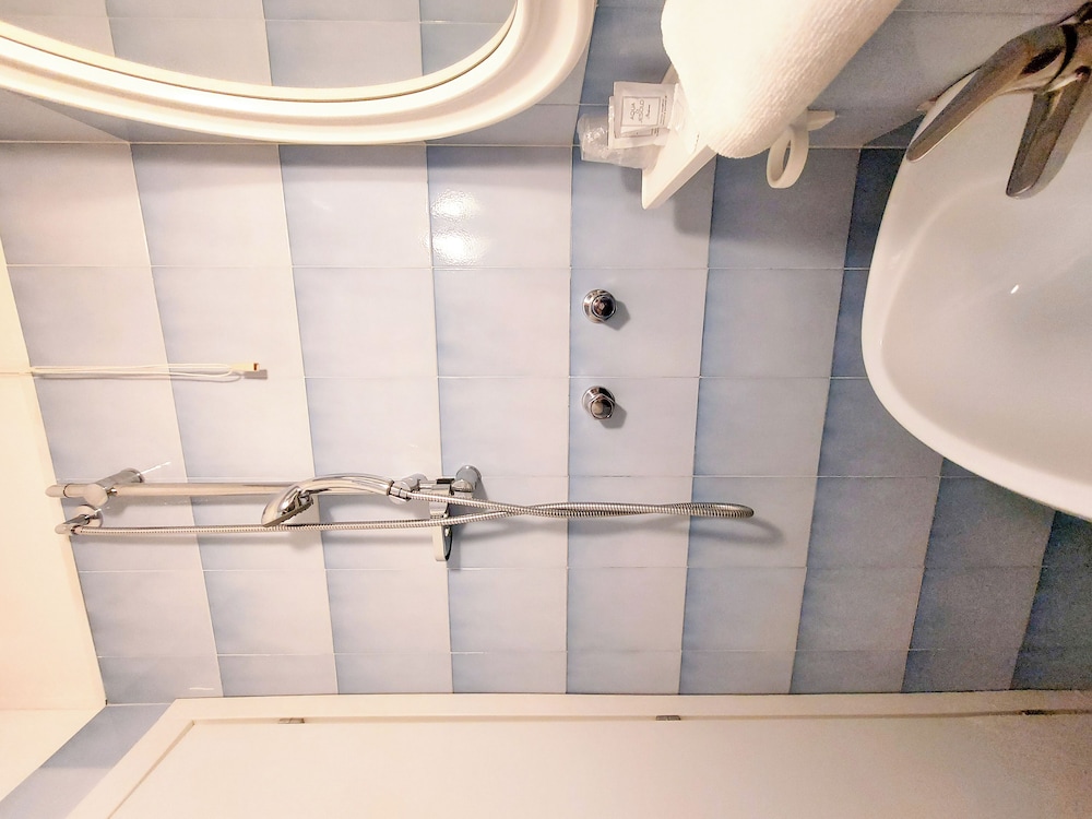 Economy Double or Twin Room, Balcony, Partial Sea View photo 3