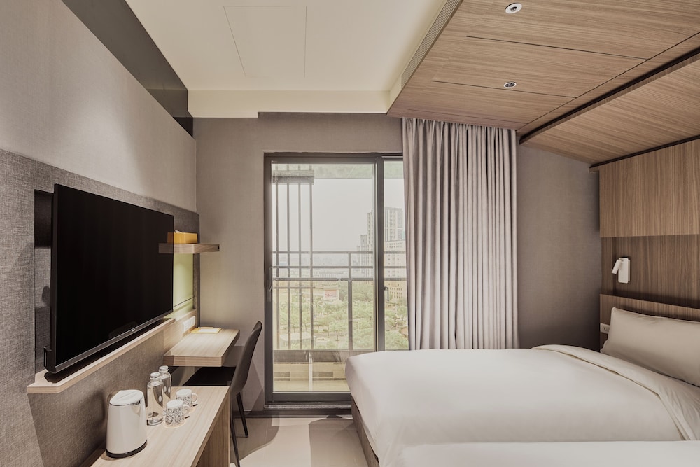 Superior Twin Room, City View