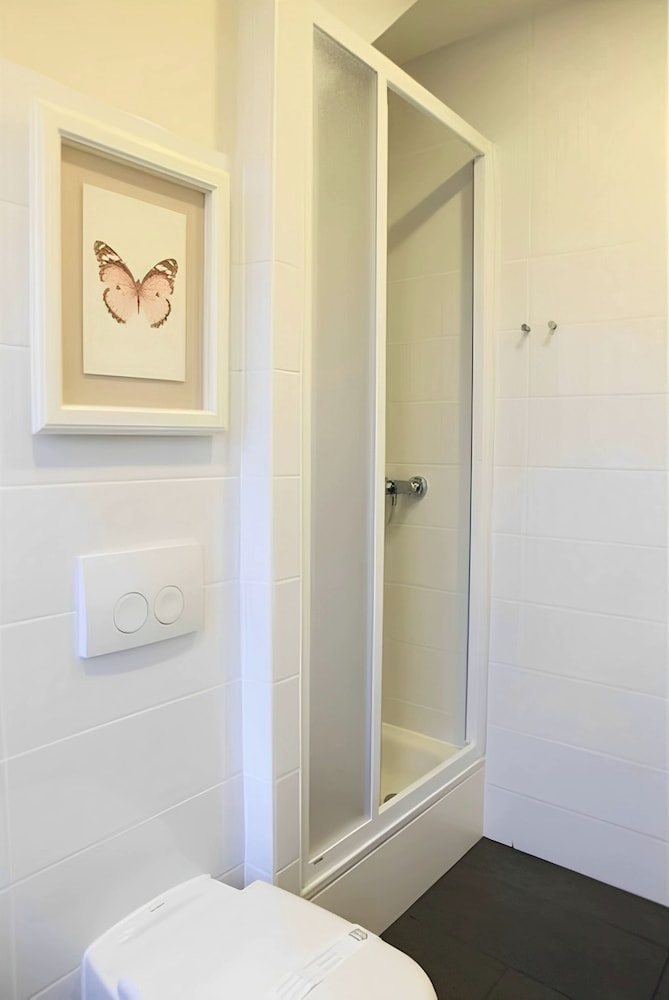Family Room, Shared Bathroom thumbnail 6