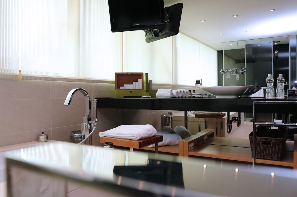 Premier 9 Room with Private Jacuzzi thumbnail 6