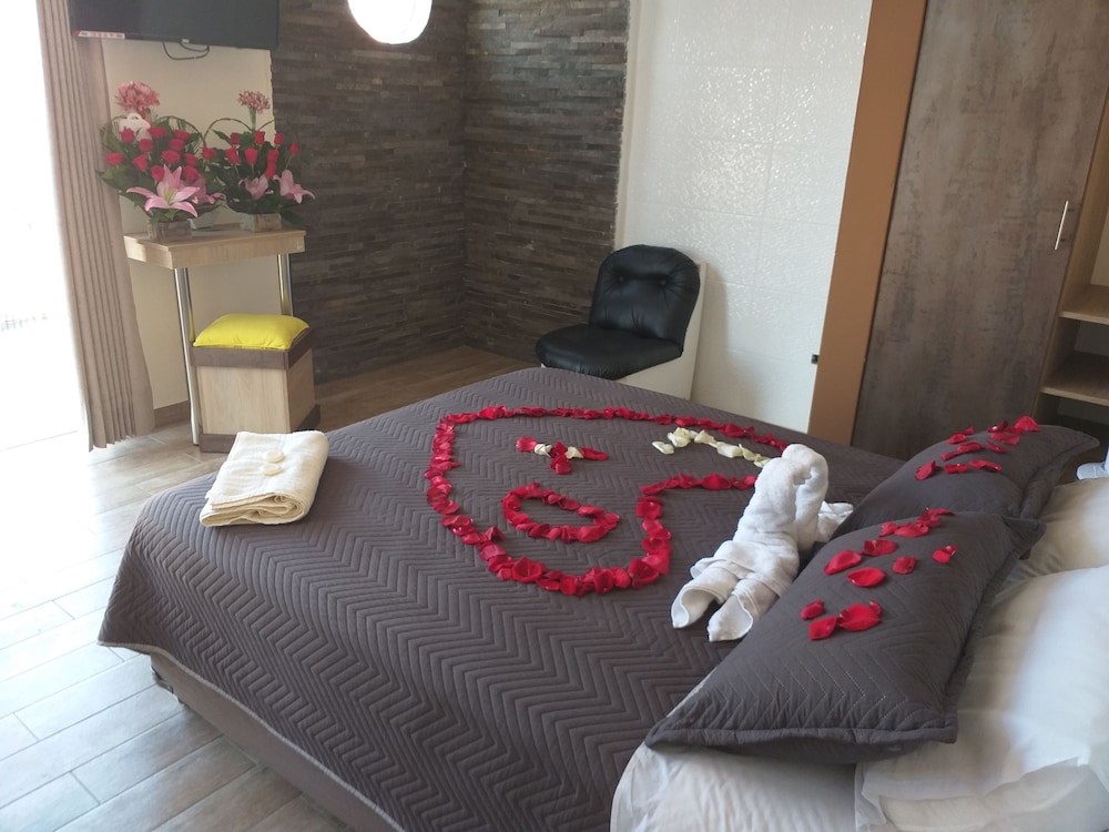 Honeymoon Room photo 2
