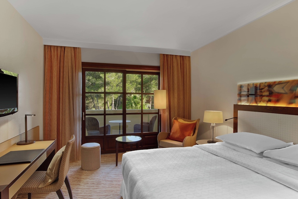 Superior Room, 1 Queen Bed, Resort View (Balcony)