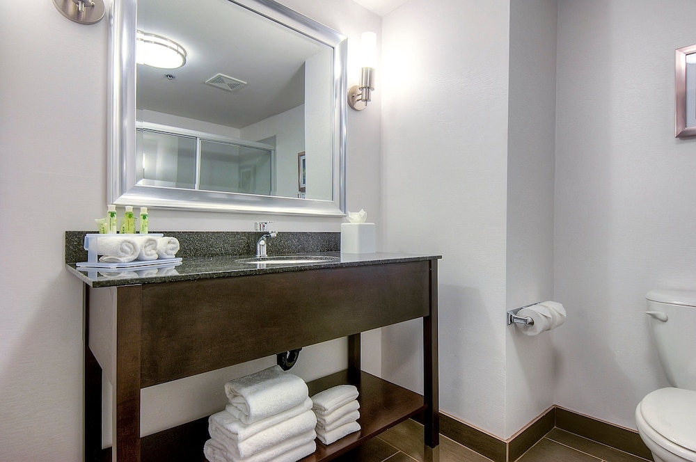 Suite, 2 Queen Beds, Accessible (Communications, Roll-In Shower) - Photo 2