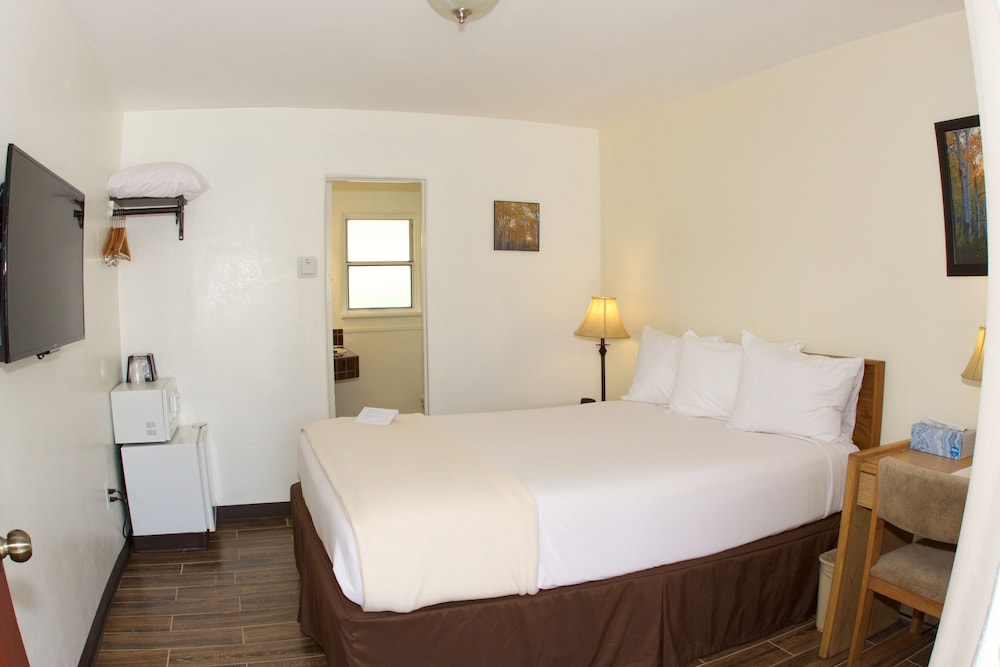 Economy Room, 1 Queen Bed, Non Smoking photo 2