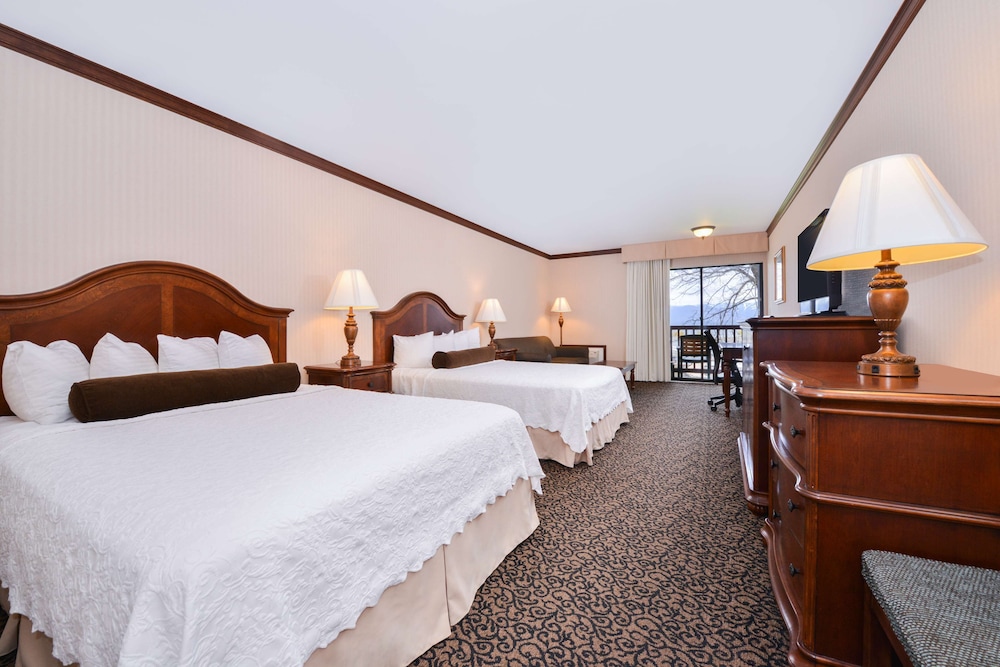 Standard Room, 2 Queen Beds, Balcony, Lake View (with Sofabed) photo 3