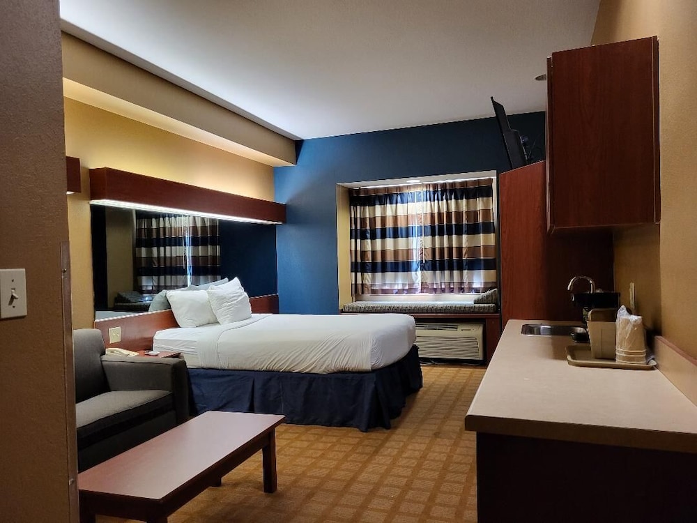 Suite, 1 Queen Bed with Sofa bed, Accessible, Non Smoking photo 2