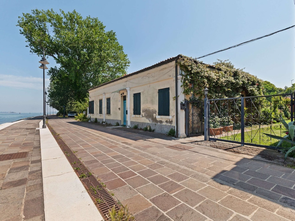 Villa photo 1