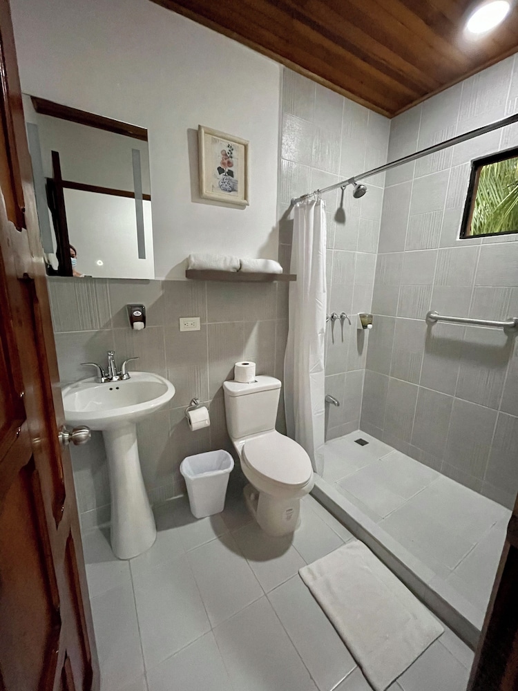 Standard Double Room, 1 King Bed, Partial Sea View photo 3
