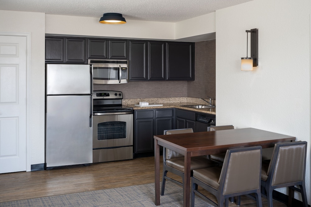 Suite, 2 Bedrooms - Photo 3