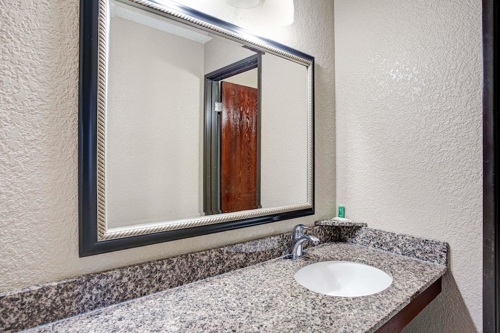 Upgraded, Suite, 1 Queen Bed, Non Smoking, Hot Tub - Photo 4