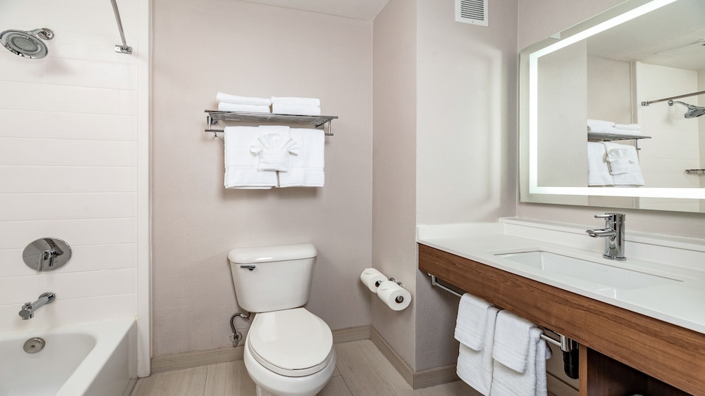 Standard Room, Multiple Beds - Photo 9