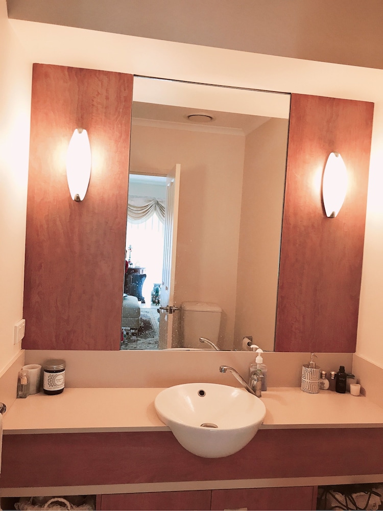 Standard Queen Room With Shared Bathroom photo 3