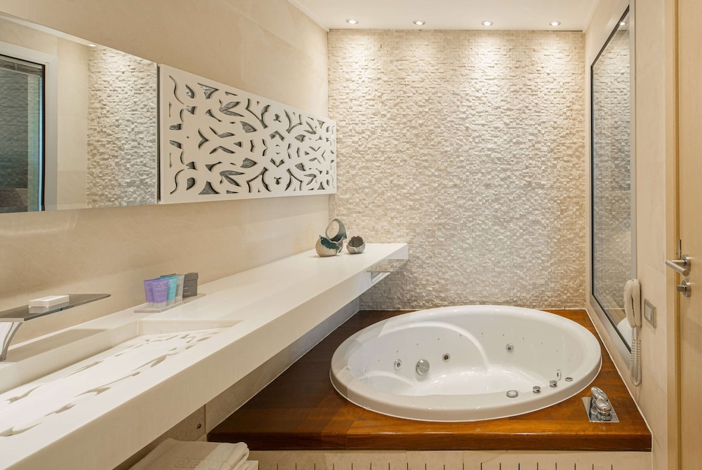 Suite, 1 King Bed, Non Smoking, Terrace - Photo 8