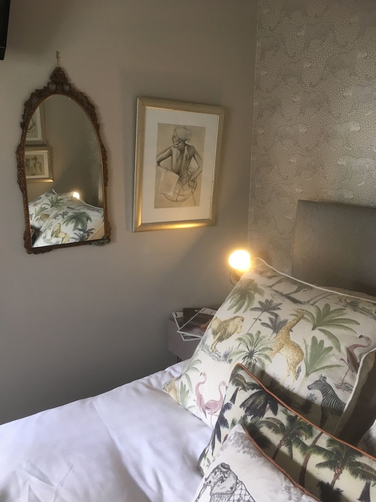 Double or Twin Room, Ensuite, Garden View (Petite Room- Ground Floor) photo 3