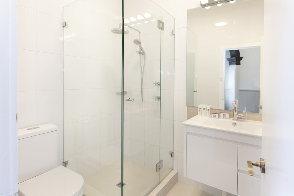 Queen Room with Ensuite thumbnail 5