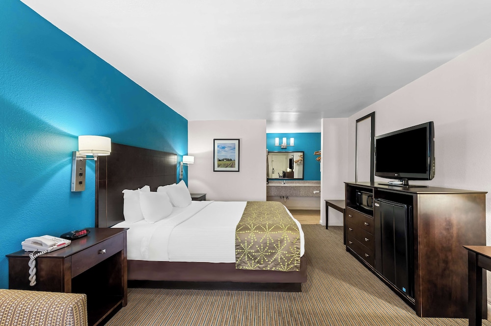 Standard Room, 1 King Bed, Accessible, Bathtub photo 1