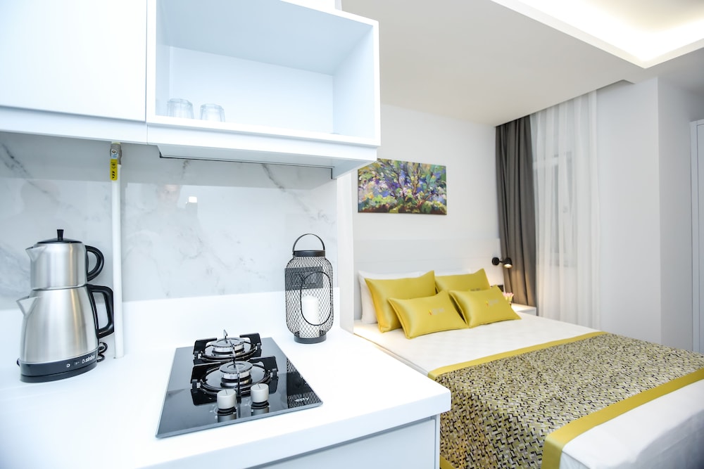 Studio Suite, 1 Queen Bed, Non Smoking, Balcony photo 3