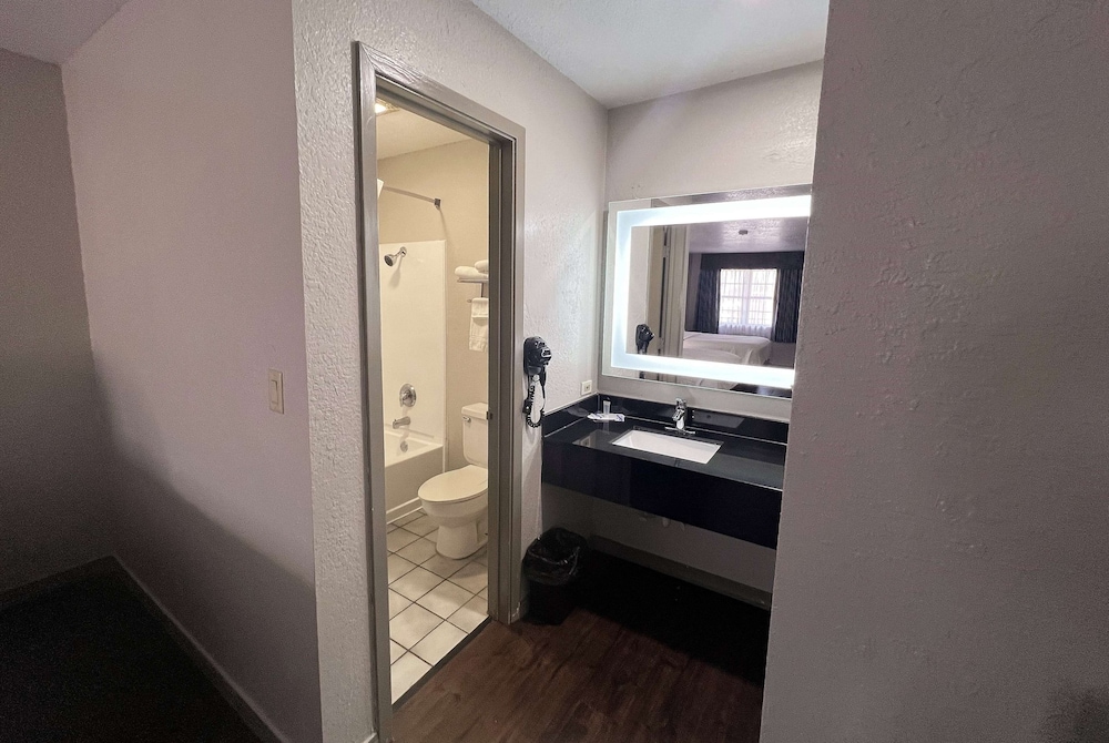 Deluxe Room, 2 Queen Beds, Accessible, Non Smoking, Refrigerator & Microwave - Photo 4