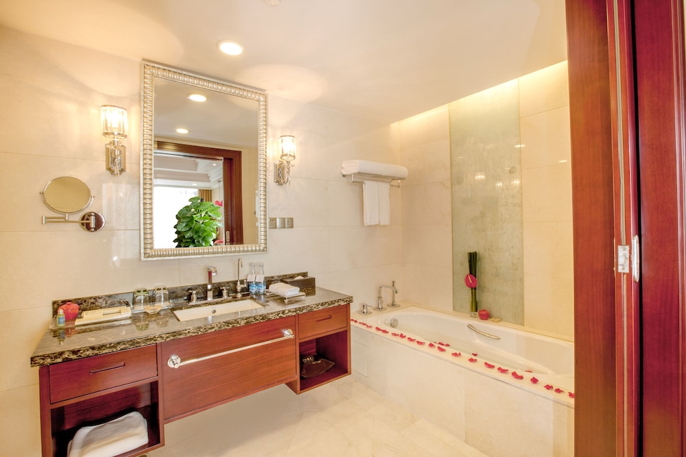 Deluxe Suite - Photo 9