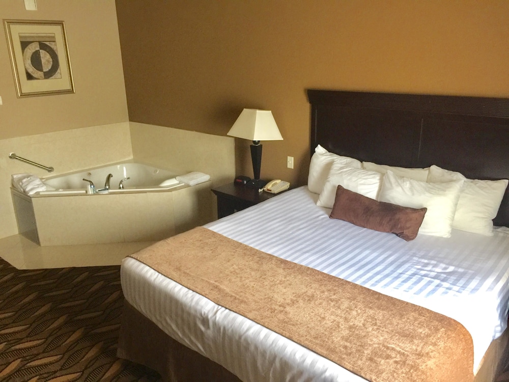 Standard Room, 1 King Bed, Non Smoking, Jetted Tub photo 1