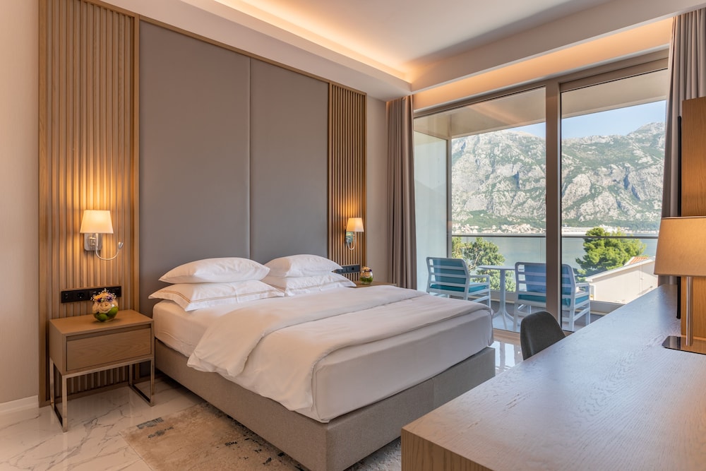 Premium Room, 1 King Bed, Sea View - Photo 3