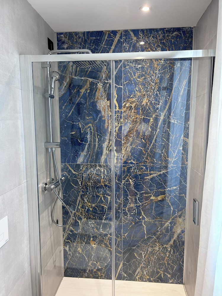 Comfort Room, Multiple Beds, Non Smoking - Photo 7