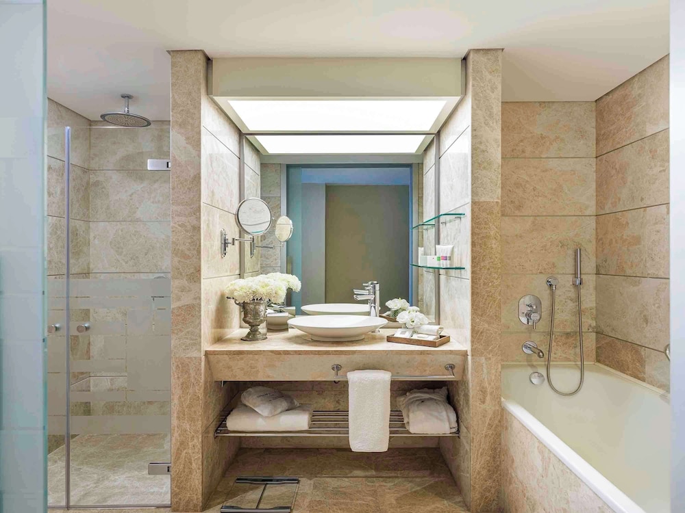 Swiss, Executive Twin Room, Sea View thumbnail 5