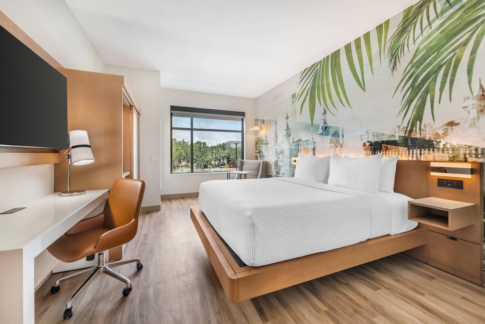 Room, 1 King Bed, Accessible, Non Smoking (Roll-In Shower)