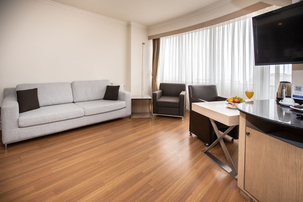 Family Room, City View photo 2