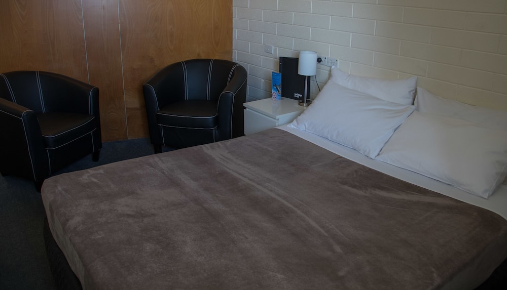 Standard Room (Queen & Single) photo 3