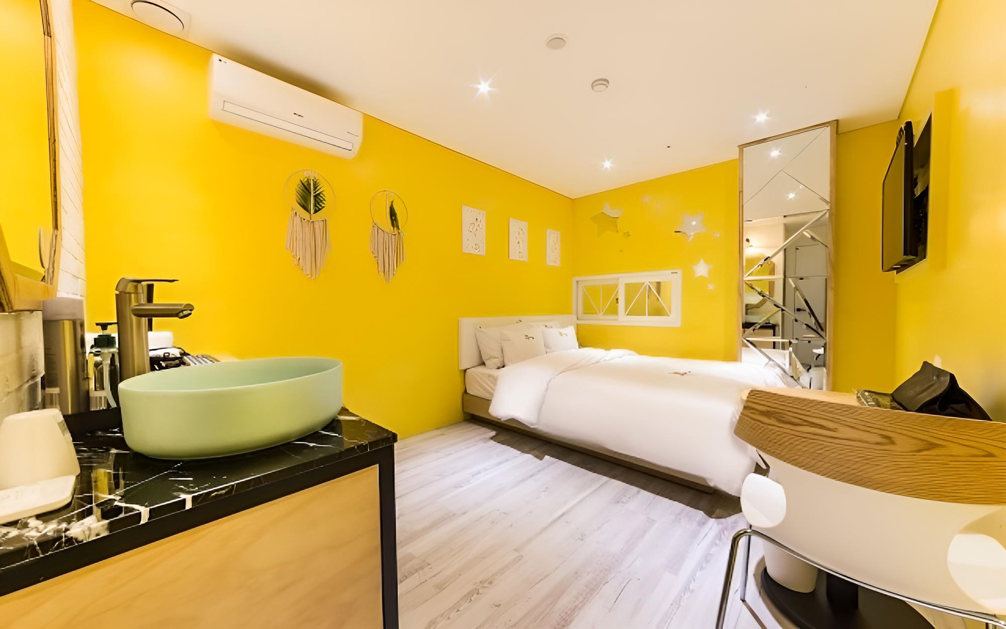 Room (Early Check-in (OTT))