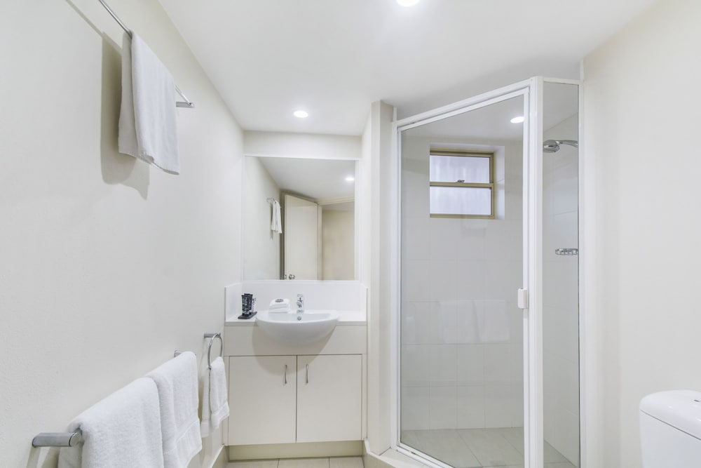 Two Bedroom Poolside Apartment - Photo 6