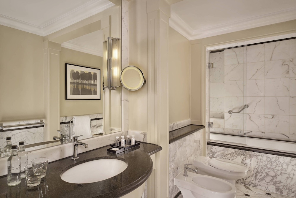 Executive Room, 1 King Bed thumbnail 6