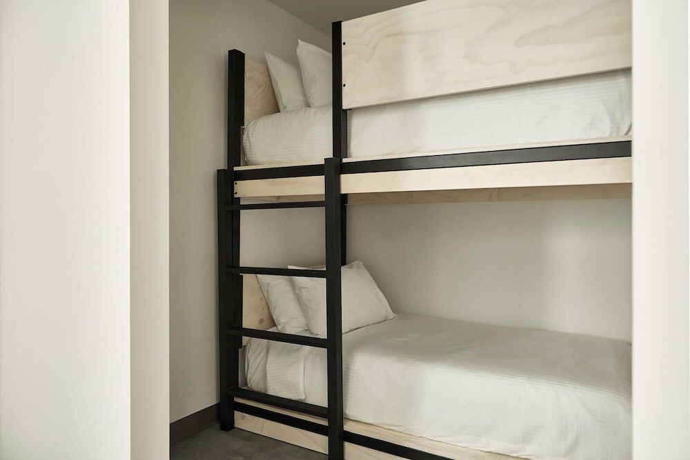 Twin Room (King Room with Twin Bunk) photo 3