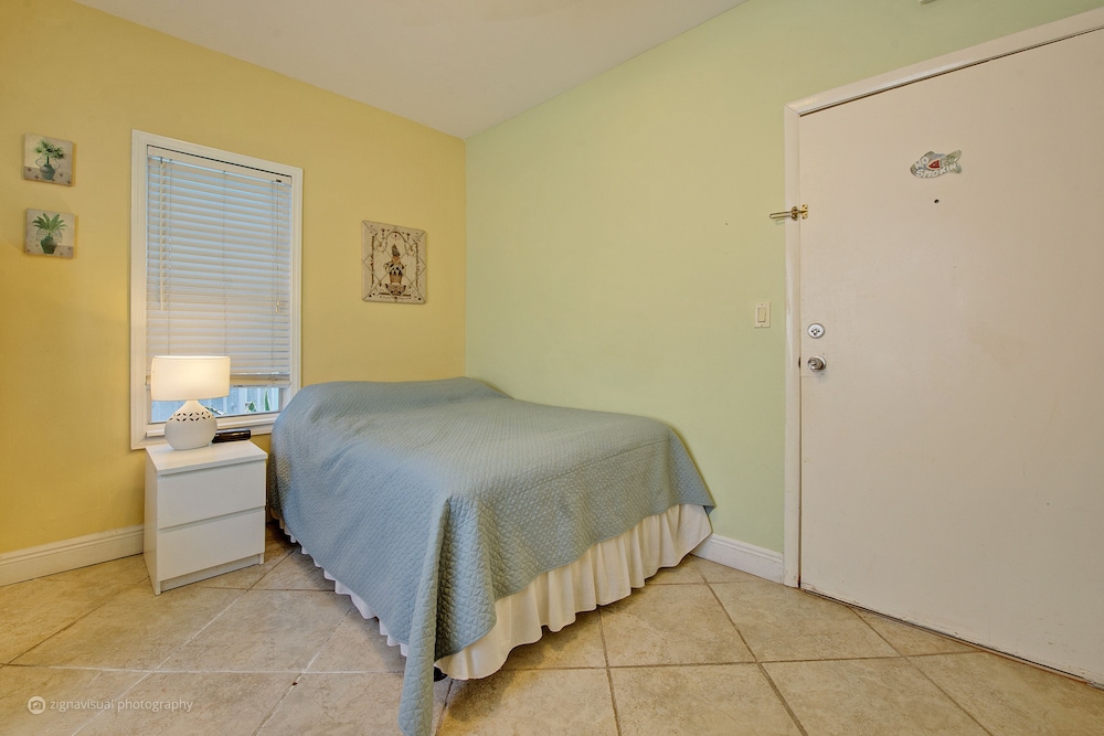 #10 = Ray's Retreat = efficiency w/full sized bed