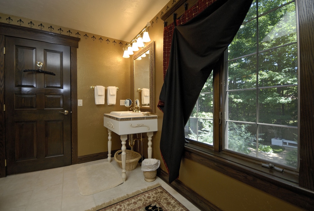 Traditional Suite, 1 King Bed (The Hunt Suite) photo 3