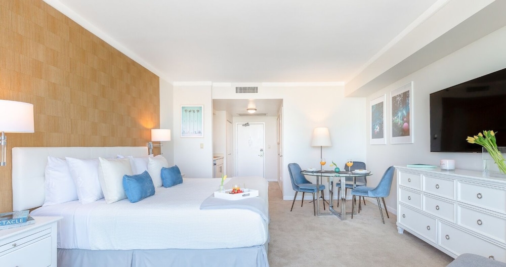 Executive Studio Suite, 1 King Bed, Refrigerator & Microwave, City View1715